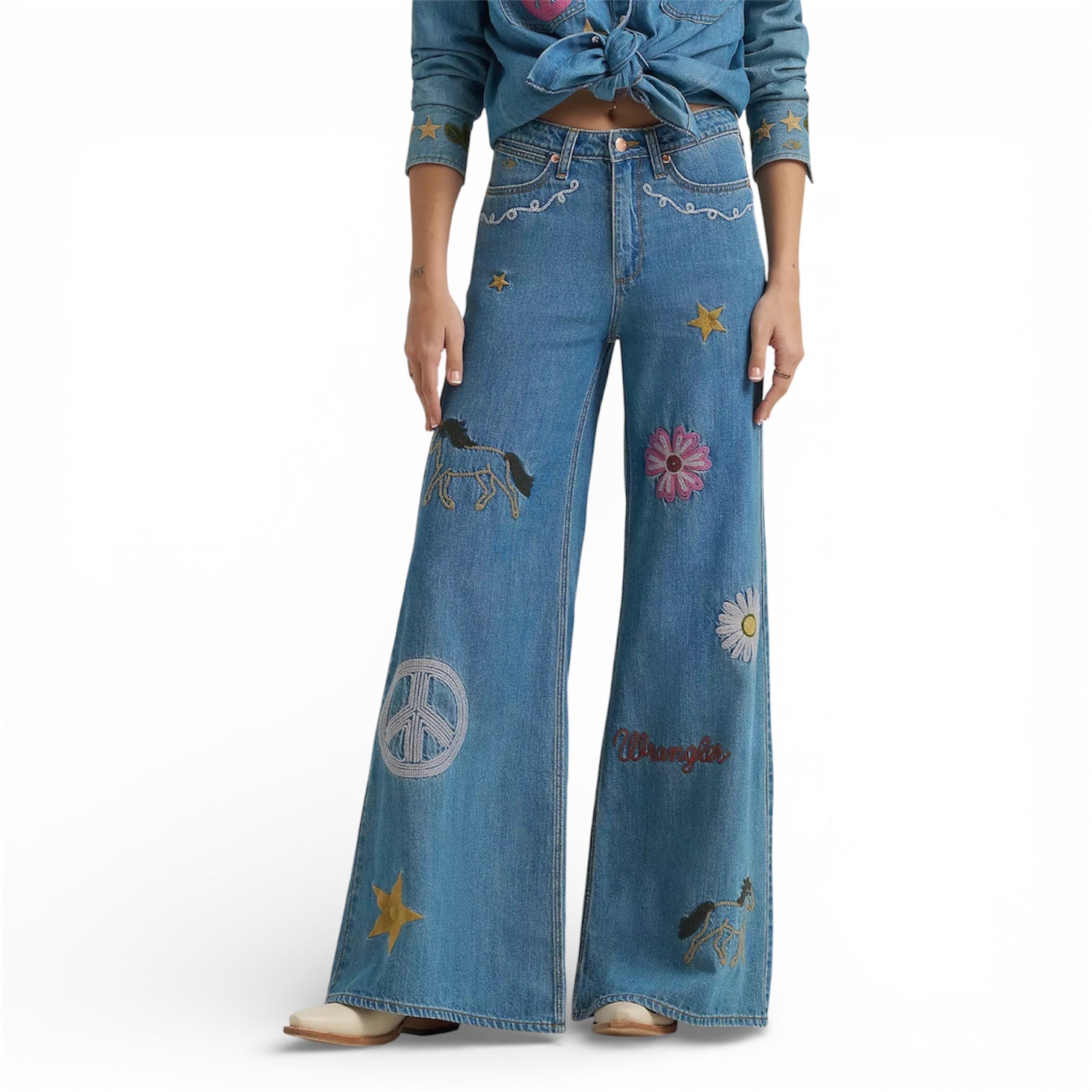 シェイキーウーマン Wrangler X Lainey Wilson | Embroidered Wide Leg Jean | Mid Wash
