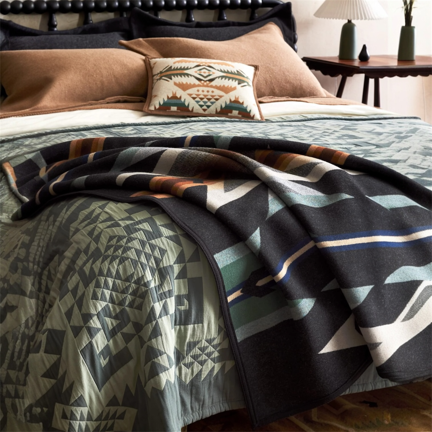 Pendleton | Jacquard Unnapped Queen Blanket | Wyeth Trail Oxford